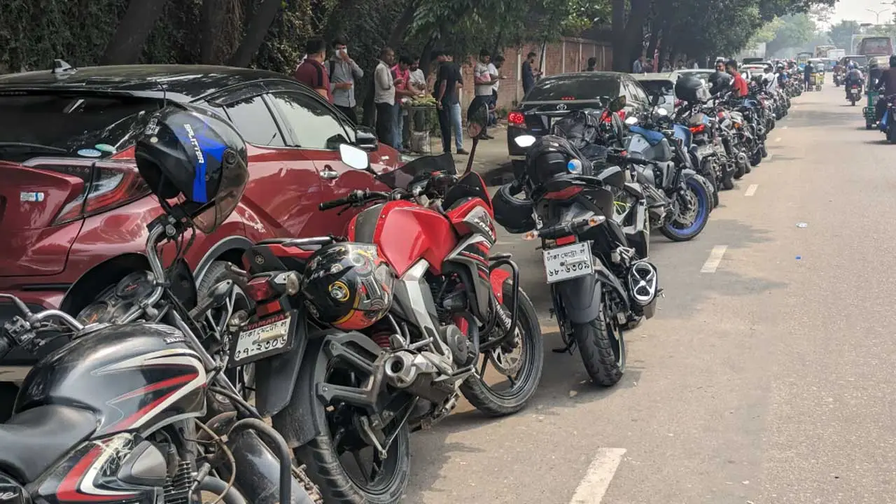 পাম্পে মিলছে সীমিত তেল, রোদে পুড়ছেন অপেক্ষমাণ গ্রাহকেরা
