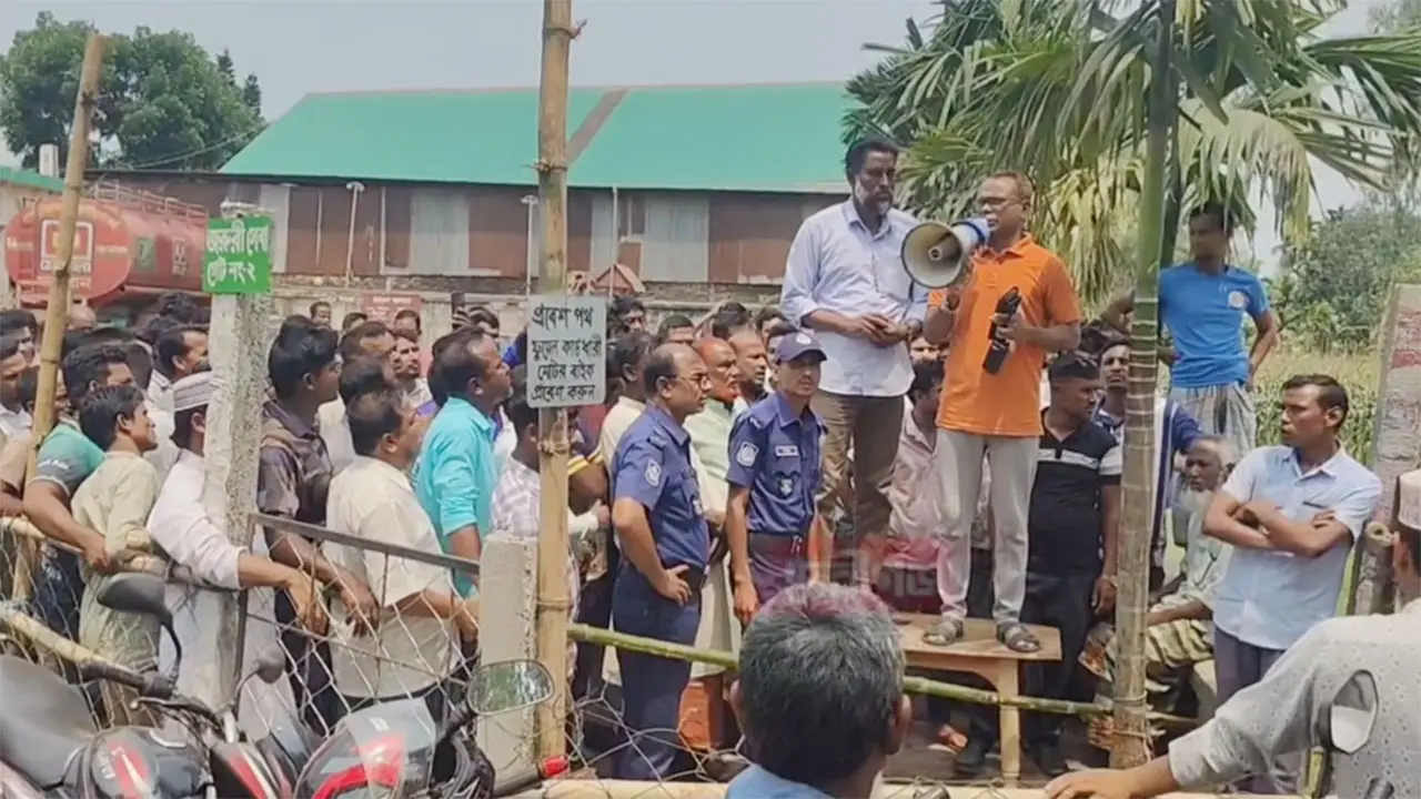 কাগজপত্রবিহীন চালকদের লাইন থেকে সরে যেতে বলায় ইউএনওকে ধাওয়া