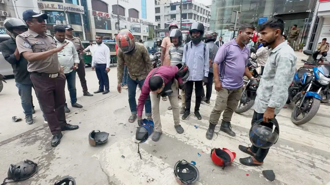 প্লাস্টিকের হেলমেট দেখলেই ভাঙছে পুলিশ: গুলশানে ব্যতিক্রমী অভিযান