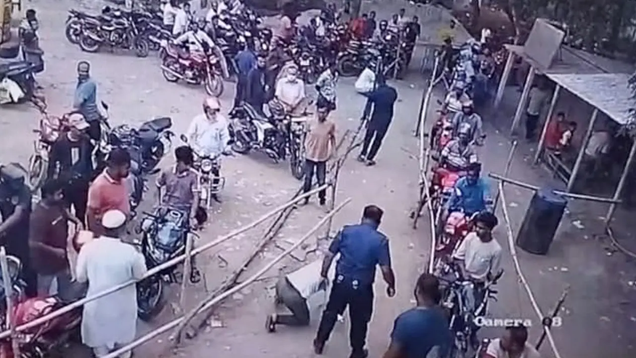 পাম্পে অনিয়মের ভিডিও করায় সাংবাদিককে মারধর, পুলিশ সদস্যকে প্রত্যাহার