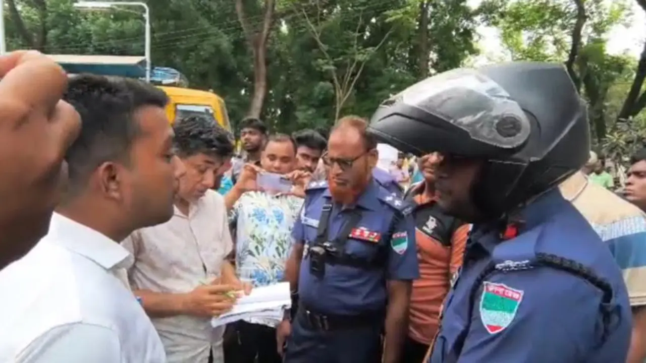 পাম্পে ডিউটিরত পুলিশ সদস্যকে জরিমানা, জেলা পুলিশের বিবৃতি