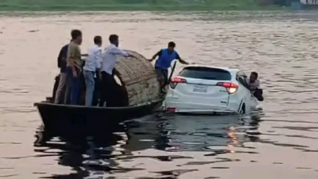 ফেরি থেকে নদীতে পড়ে গেল প্রাইভেটকার