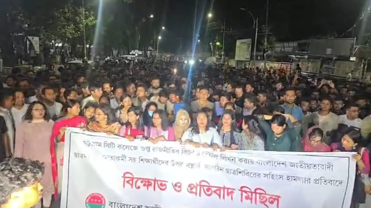 চট্টগ্রামে ছাত্রদল-শিবির সংঘর্ষ, প্রতিবাদে ঢাবিতে ছাত্রদলের বিক্ষোভ