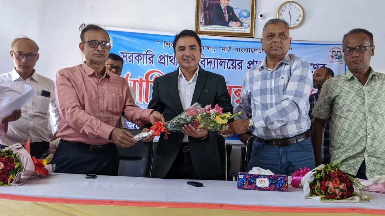 শিক্ষকদের সমন্বয় সভার ব্যানারে সরকারি কর্মকর্তাকে সংবর্ধনা