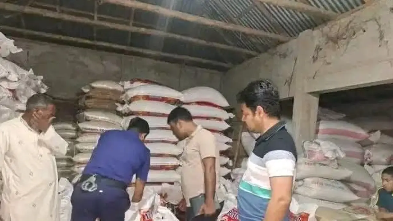 পরিত্যক্ত রাইস মিলে মিলল ৫৩ বস্তা সরকারি চাল, গ্রেপ্তার ৪