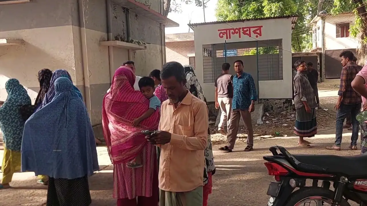 দুই বাসের মাঝখানে চাপা পড়ে প্রাণ গেল হকারের