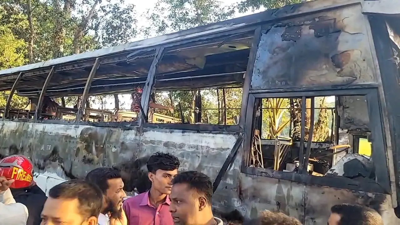 মাদারীপুরে চলন্ত বাসে আগুন, লাফিয়ে নামতে গিয়ে চাকায় পিষ্ট একজন