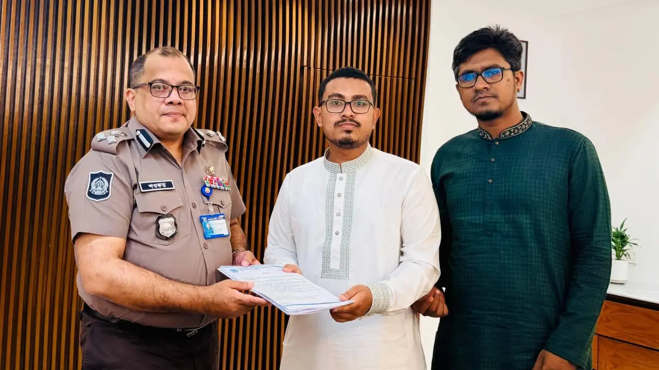 পুলিশের সামনে চাপাতি–হকিস্টিক নিয়ে হামলা করেছে ছাত্রদল