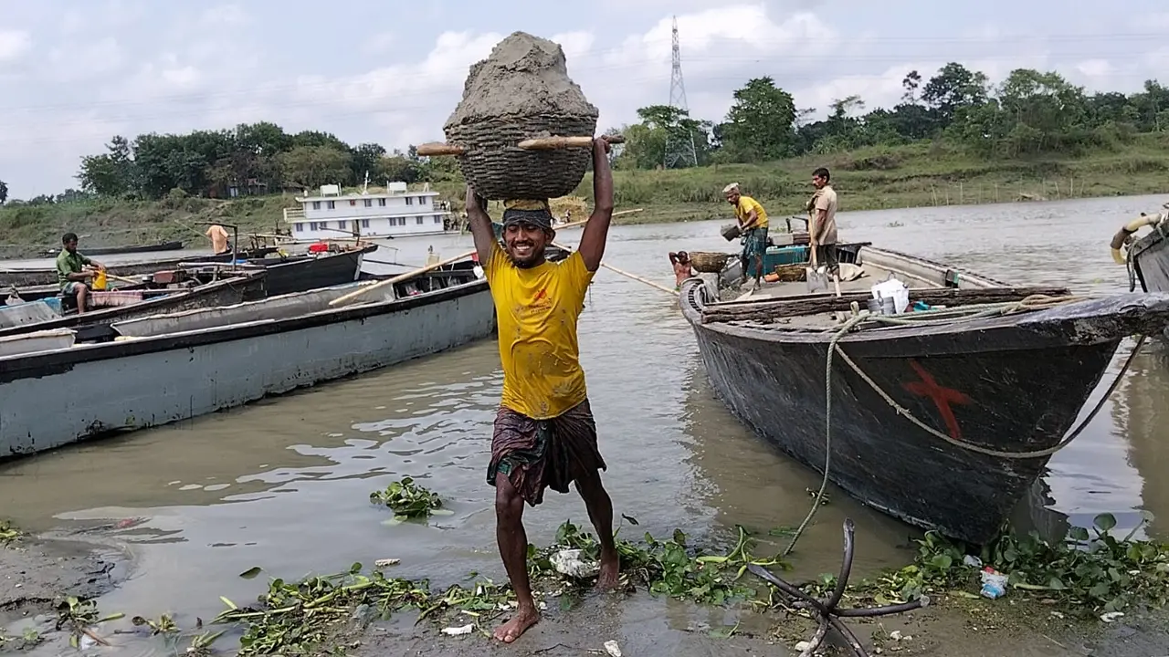 ‘দিন কাটে বালুর সঙ্গে, তবুও মজুরি মাত্র ৭০০’