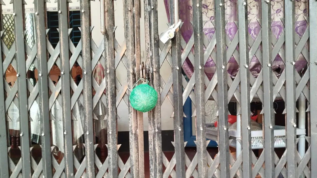সাতক্ষীরায় বাড়ির গেটে বোমা সদৃশ বস্তু, এলাকায় আতঙ্ক