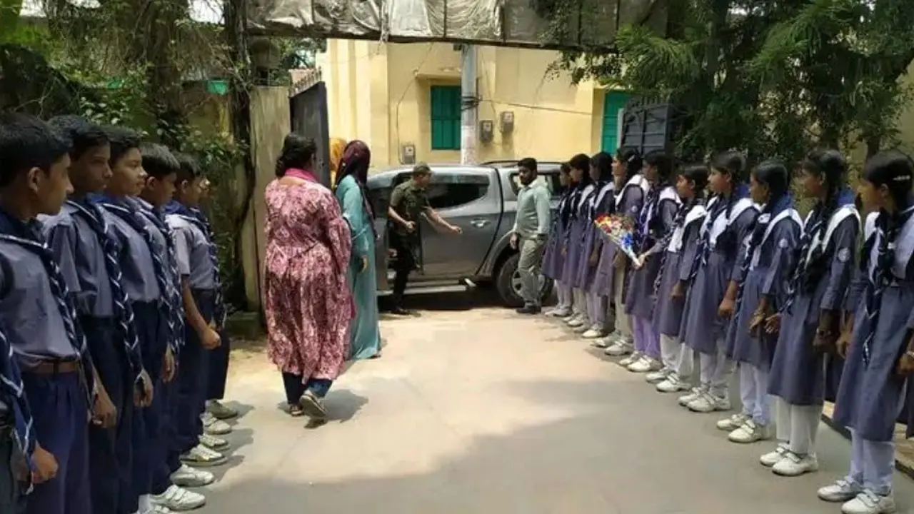 মন্ত্রীর নির্দেশ অমান্য, ইউএনওকে শুভেচ্ছায় রাস্তায় দাঁড়িয়ে শিক্ষার্থীরা