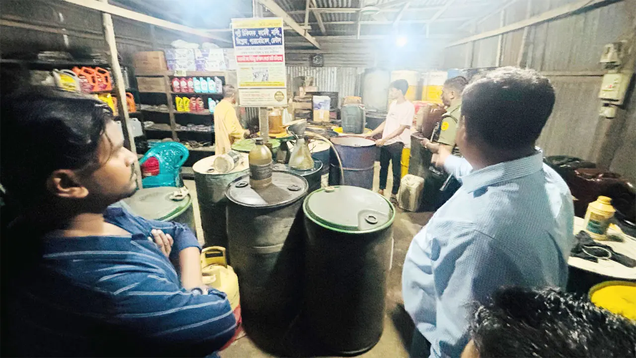 তেল মজুত ও অতিরক্ত দামে বিক্রি, ব্যবসায়ীকে ৫০ হাজার টাকা জরিমানা