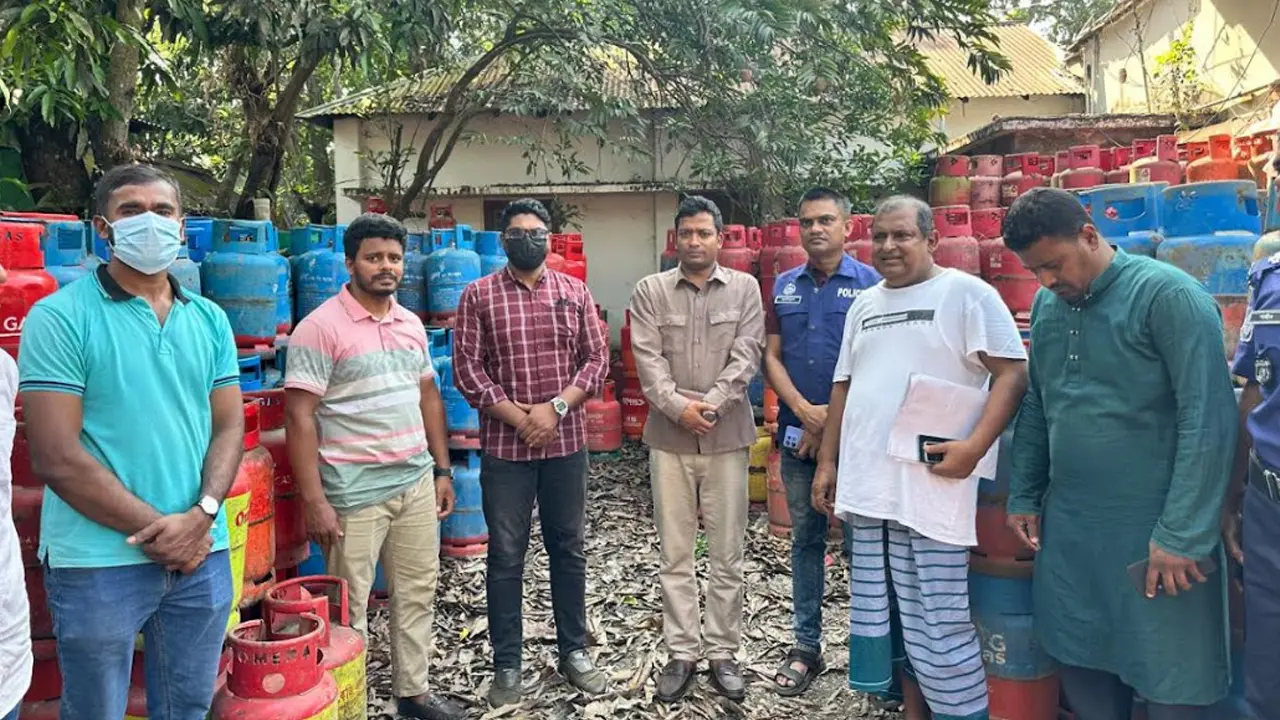 বাড়িতে গ্যাস সিলিন্ডার মজুত ও অতিরিক্ত দামে বিক্রি, লাখ টাকা জরিমানা