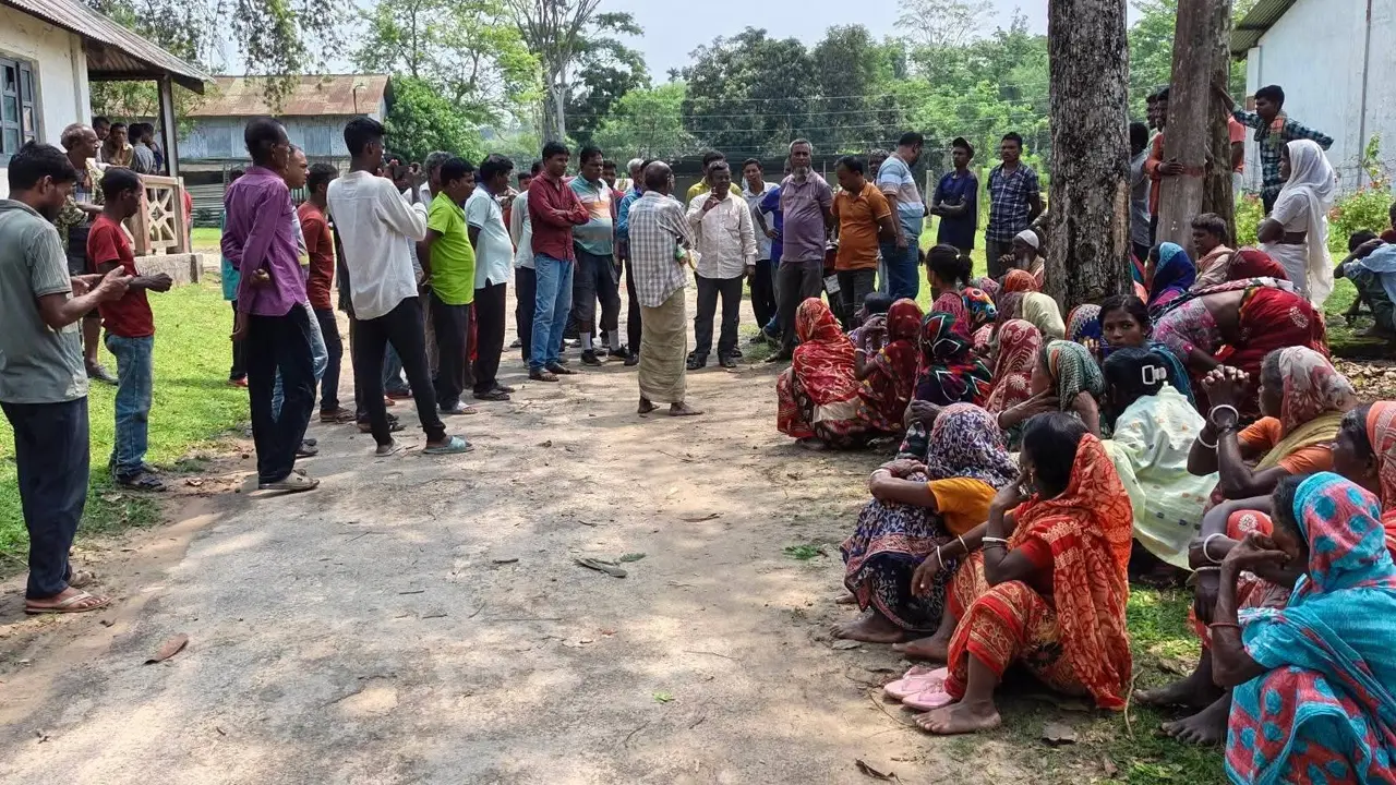মৌলভীবাজারে চা বাগানে ৩ সপ্তাহ ধরে মজুরি বন্ধ, অফিসে তালা