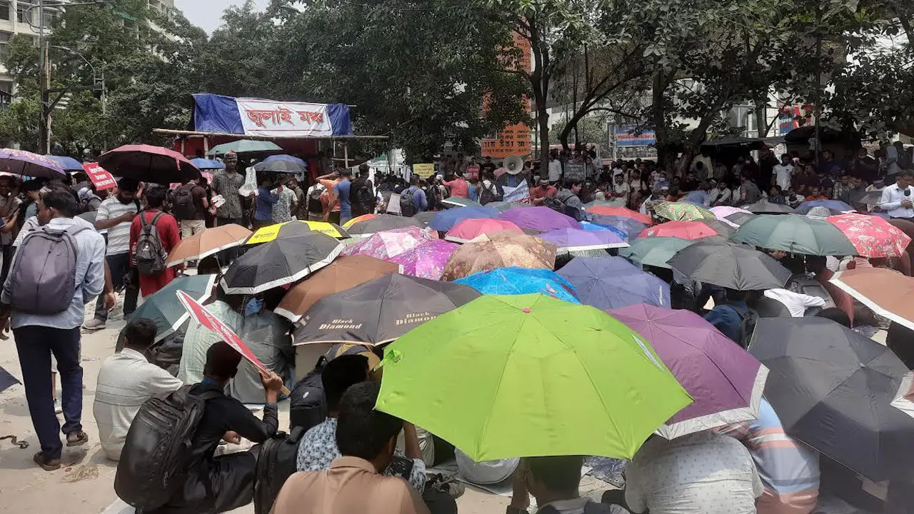 তপ্ত রোদে ছাতা মাথায় নিয়ে প্রাথমিকের সুপারিশপ্রাপ্তদের শাহবাগে অবস্থান