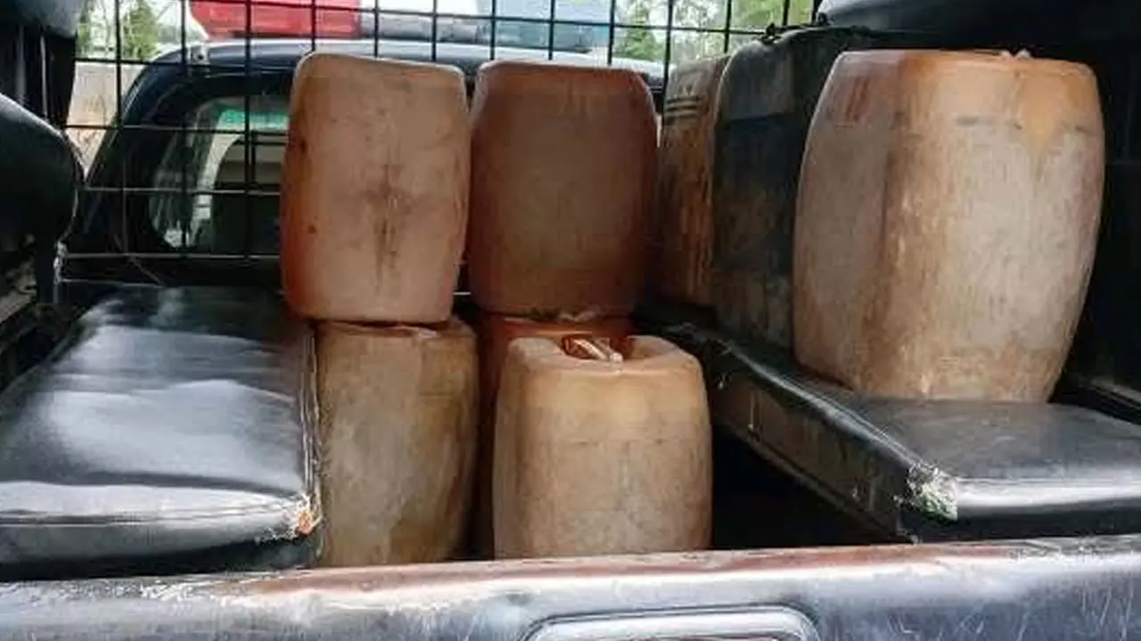 ঠাকুরগাঁওয়ে ২০০ লিটার পেট্রোলসহ আটক ২