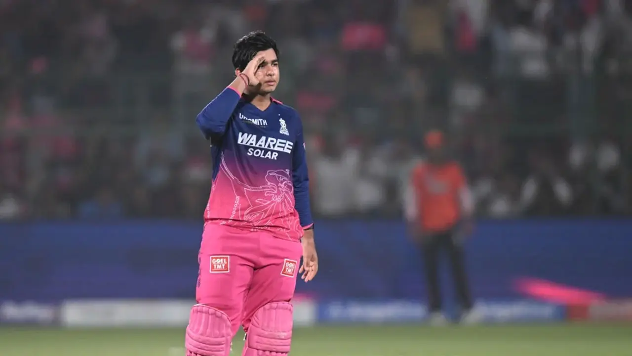 বৈভবের সঙ্গে ছবি তুলতে গুনতে হবে ১০০ রুপি!