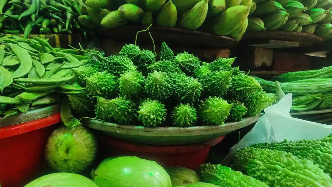 ১০০ টাকার নিচে নেই সবজি, পাতে কমছে স্বাদ