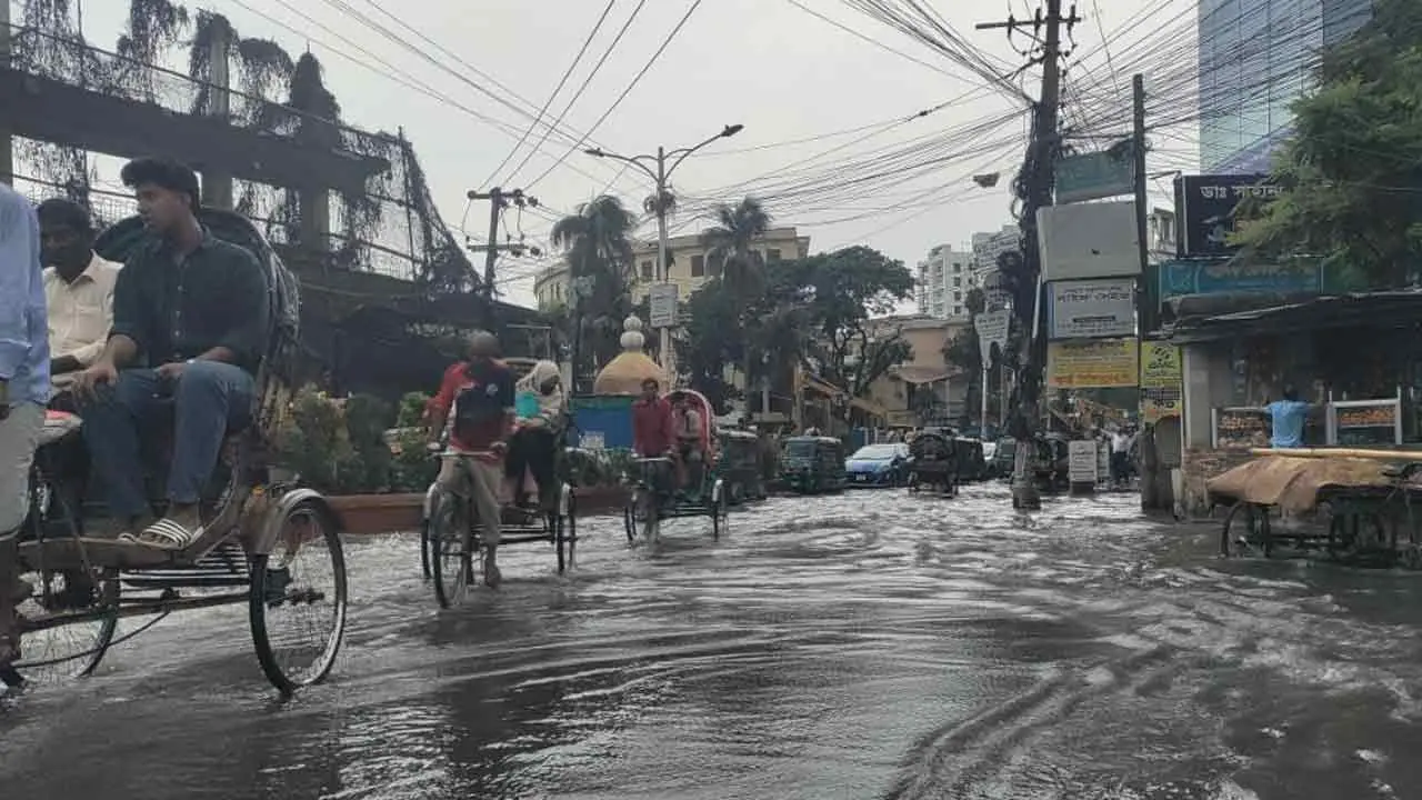 চট্টগ্রামে সামান্য বৃষ্টিতেই জলাবদ্ধতা, ভোগান্তিতে নগরবাসী