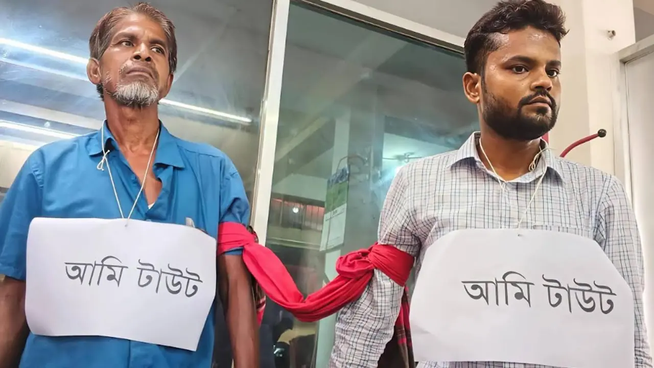 ভুয়া আইনজীবীর গলায় ‘আমি টাউট’ ঝুলিয়ে দিলেন আইনজীবীরা