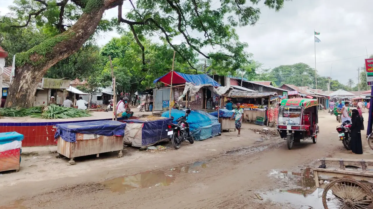 চতরাহাটের ১০ একর জমি মিলেমিশে ভোগদখল, হাট বসছে রাস্তায়