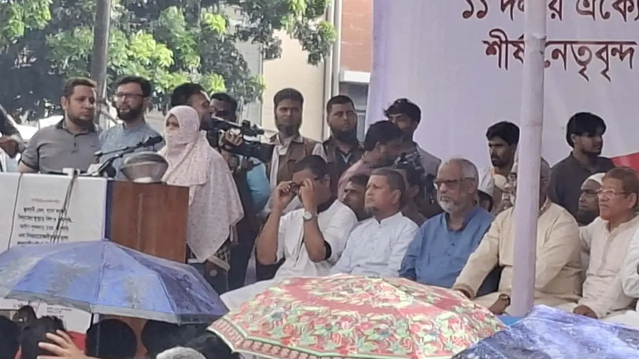 হাড়ি-পাতিল, গ্যাসের চুলা নিয়ে ১১ দলের অবস্থান কর্মসূচিতে নারীরা