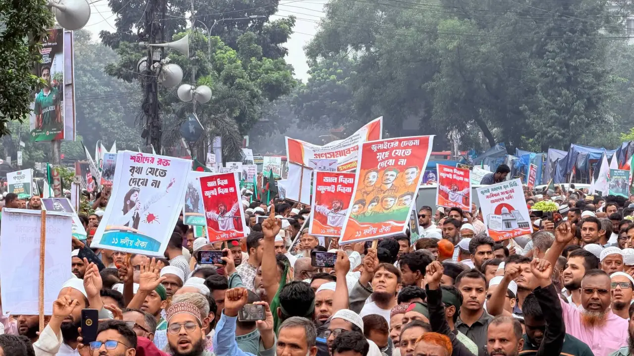১১ দলীয় ঐক্যের সমাবেশ শুরু, বৃষ্টি উপেক্ষা করে যোগ দিচ্ছেন নেতাকর্মীরা
