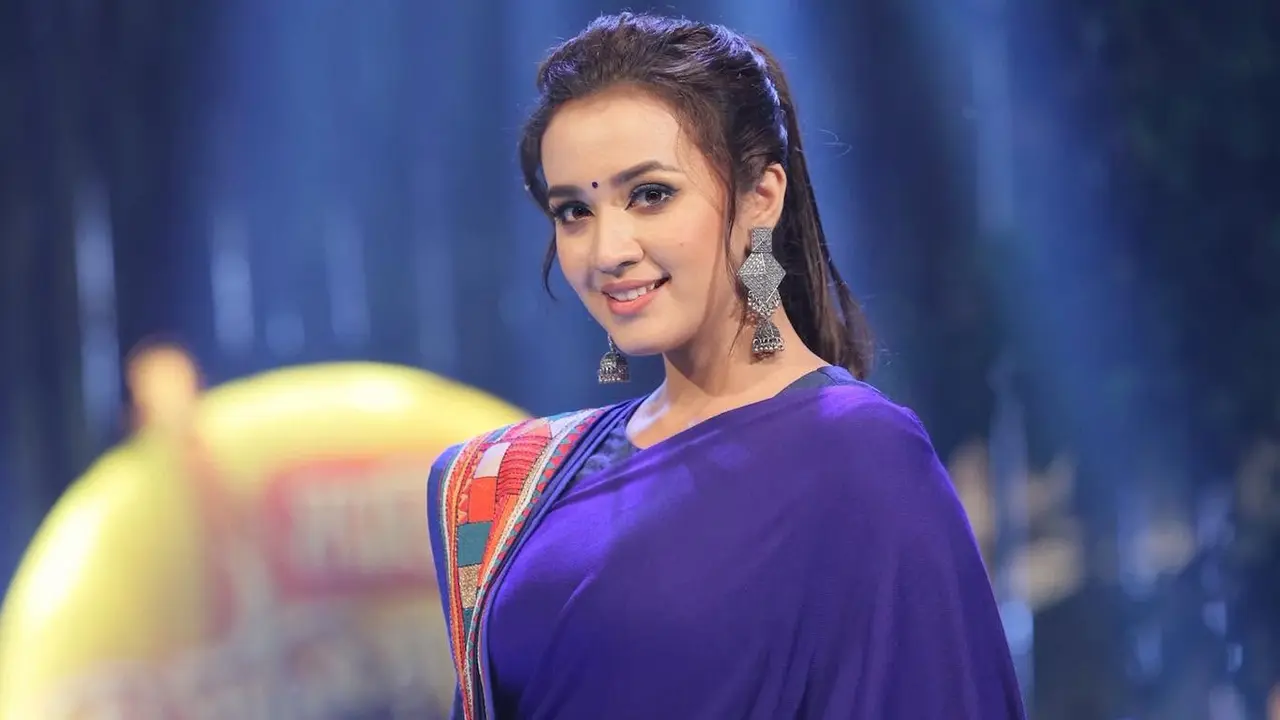 সমালোচনাকে যেভাবে দেখেন আইশা খান