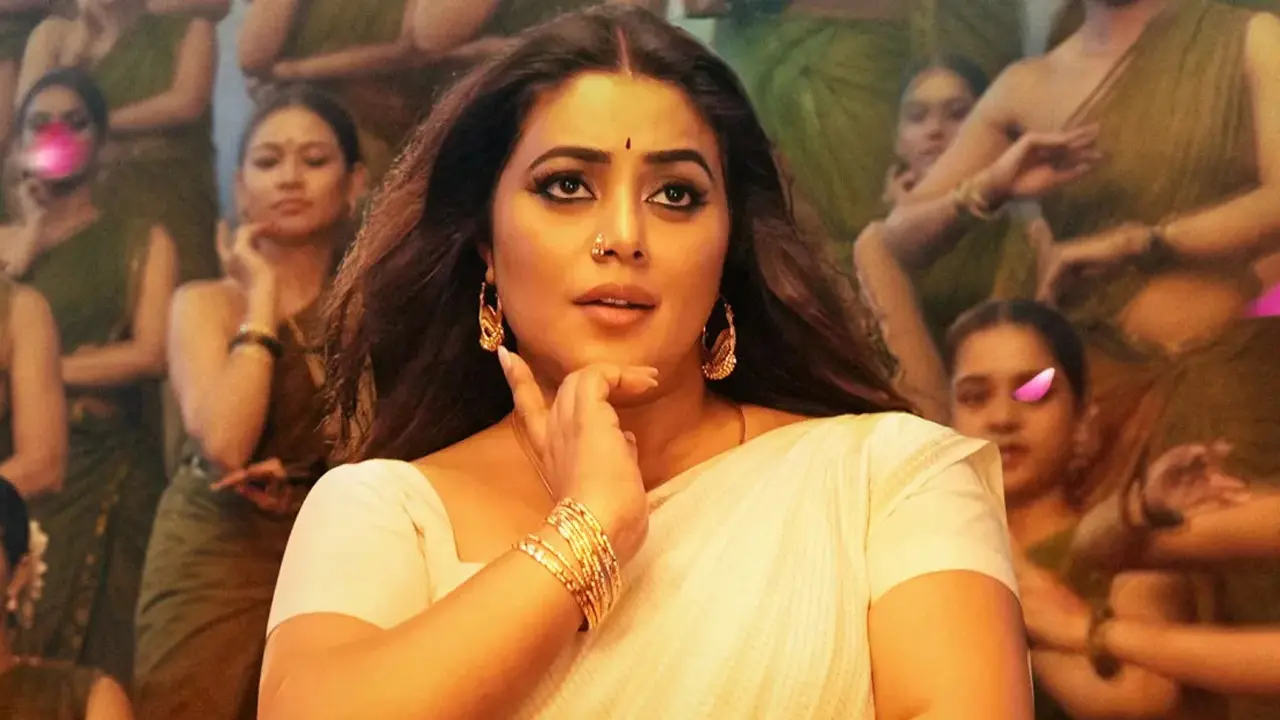 গানের অর্থ না বুঝলেও মেতেছে শ্রোতা-দর্শক