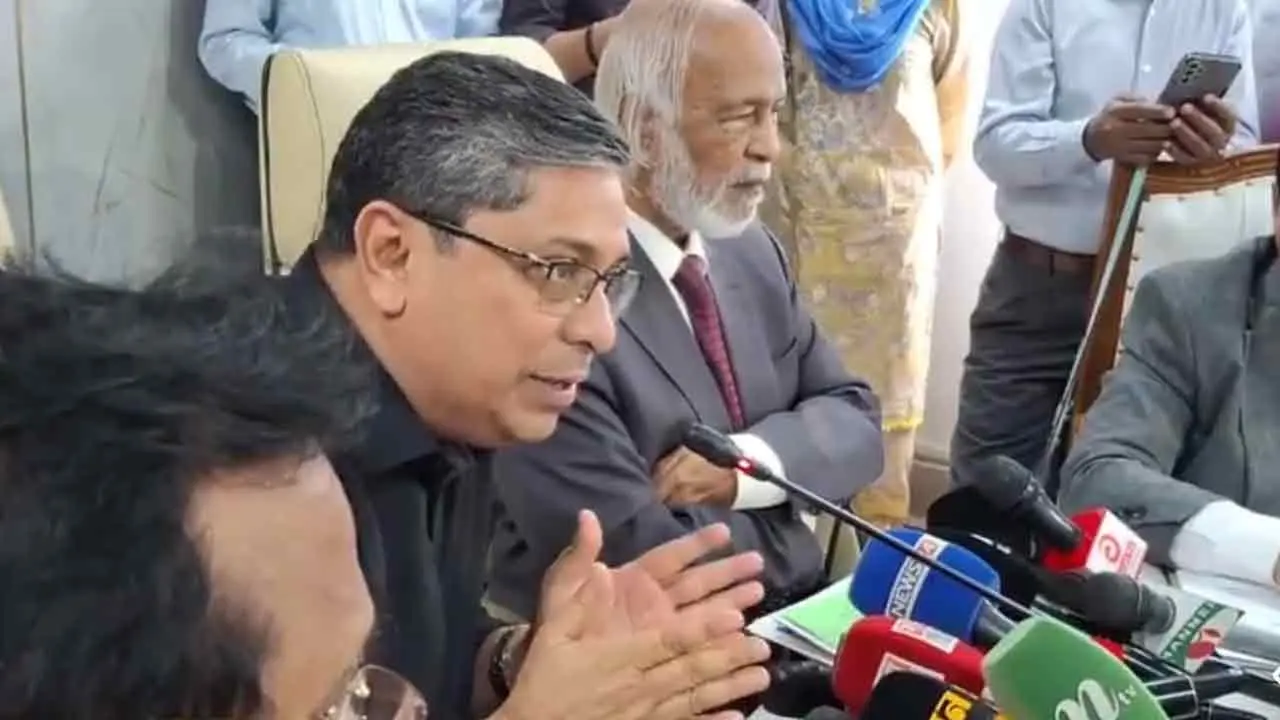 গতবারের তুলনায় এবার ডেঙ্গু রোগীর পরিমাণ প্রায় অর্ধেক