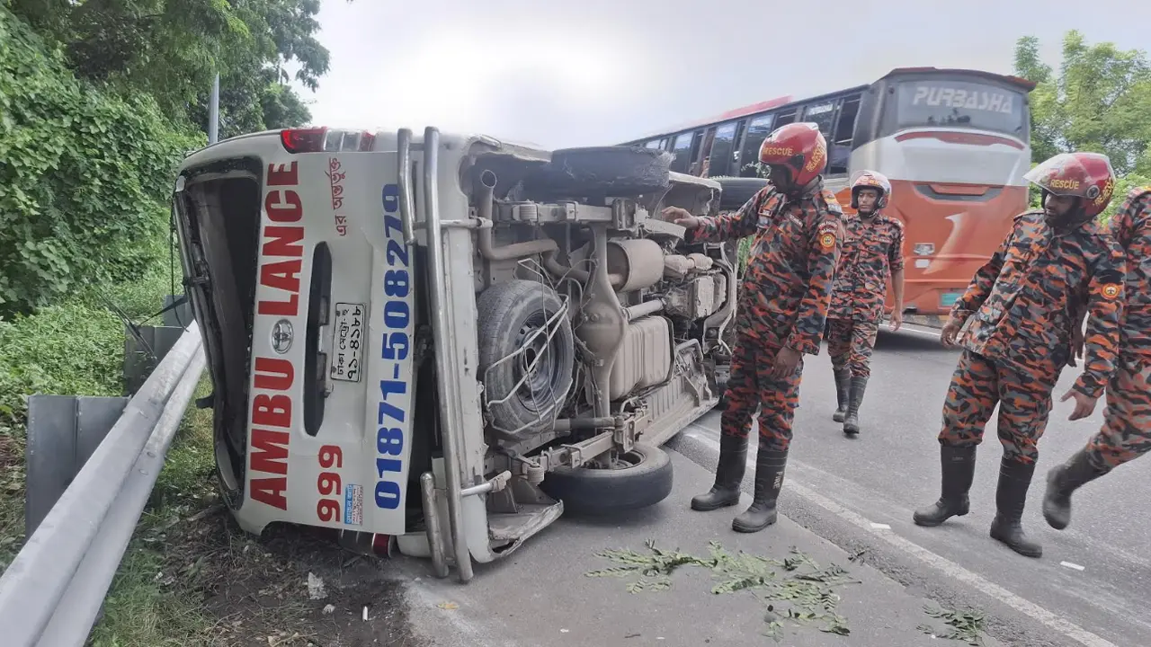 ঢাকা-মাওয়া এক্সপ্রেসওয়েতে চাকা পাংচার, অ্যাম্বুলেন্স উল্টে আহত ৪