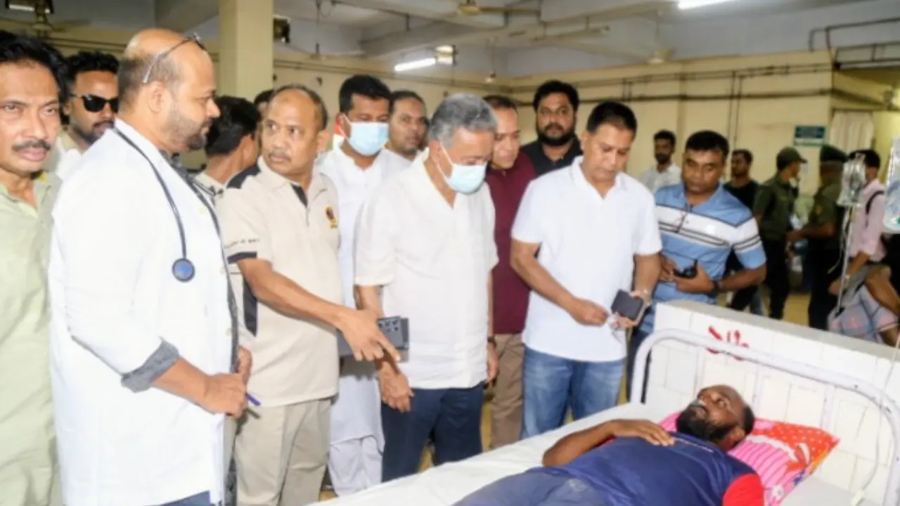 চট্টগ্রামে শিপইয়ার্ডে দুর্ঘটনায় অসুস্থদের দেখতে হাসপাতালে অর্থমন্ত্রী