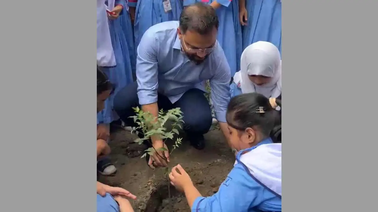 প্রতিটি শিক্ষার্থীকে একটি করে গাছ লাগানোর আহ্বান ক্রীড়া প্রতিমন্ত্রীর