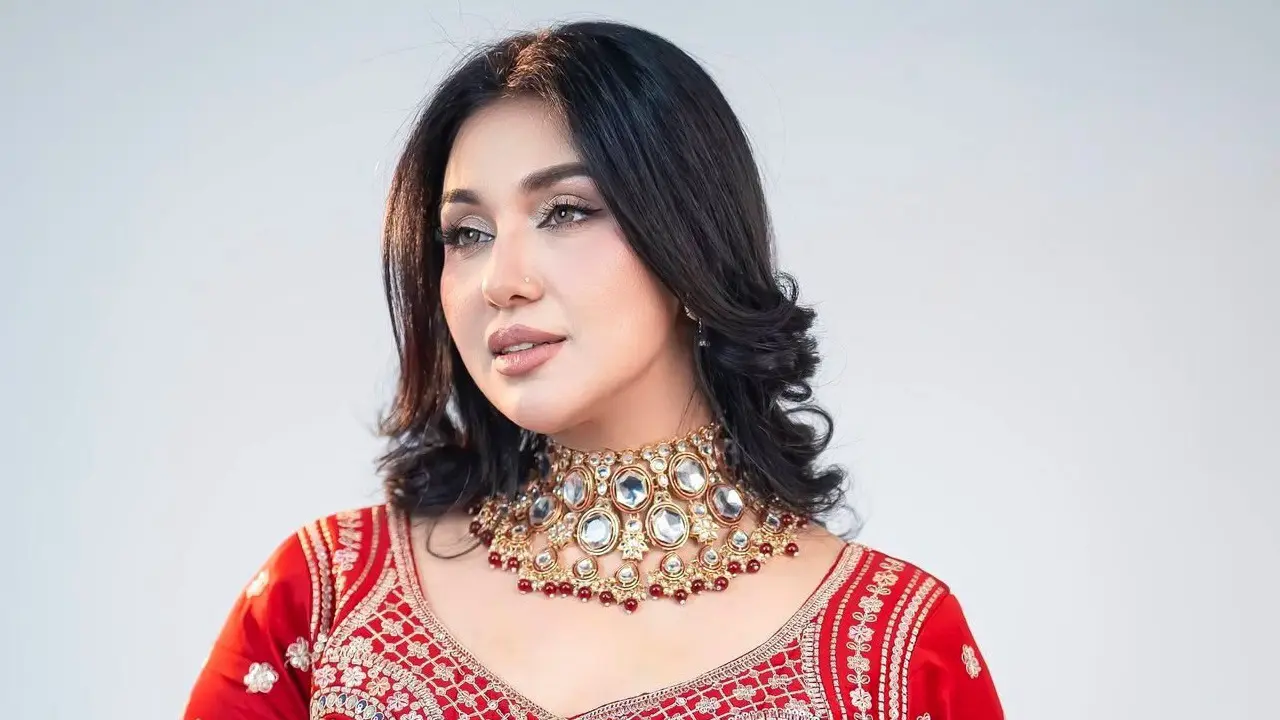 নেপাল থেকে হঠাৎ লাইভে এসে নানা প্রশ্নের জবাব দিলেন অপু বিশ্বাস