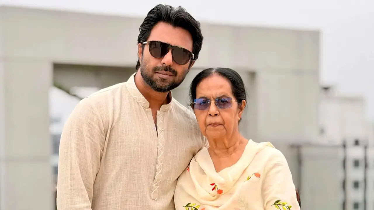 মায়ের জন্মদিনে অপূর্ব : তুমি হাসলে আমার পৃথিবী আলোয় ভরে যায়