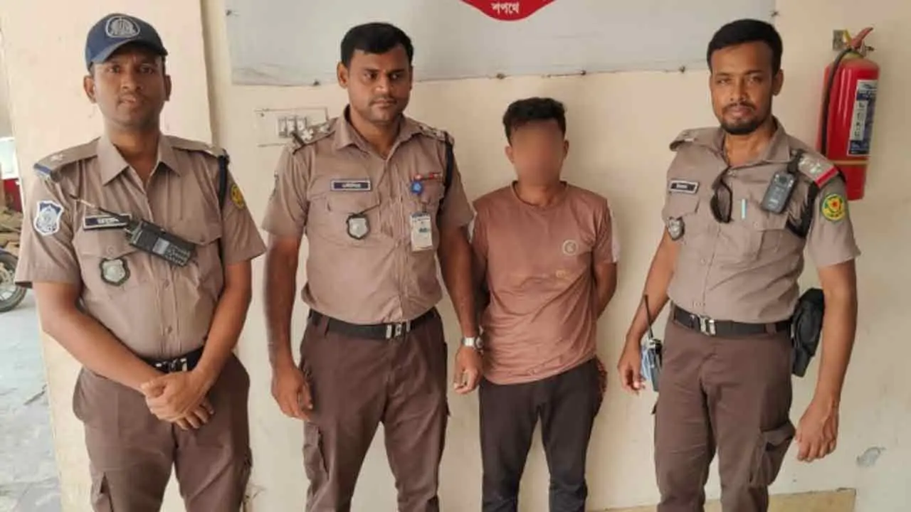 পথচারীকে চাপা দিয়ে হত্যা, পালানোর সময় পুলিশের ধাওয়ায় চালকসহ বাস আটক