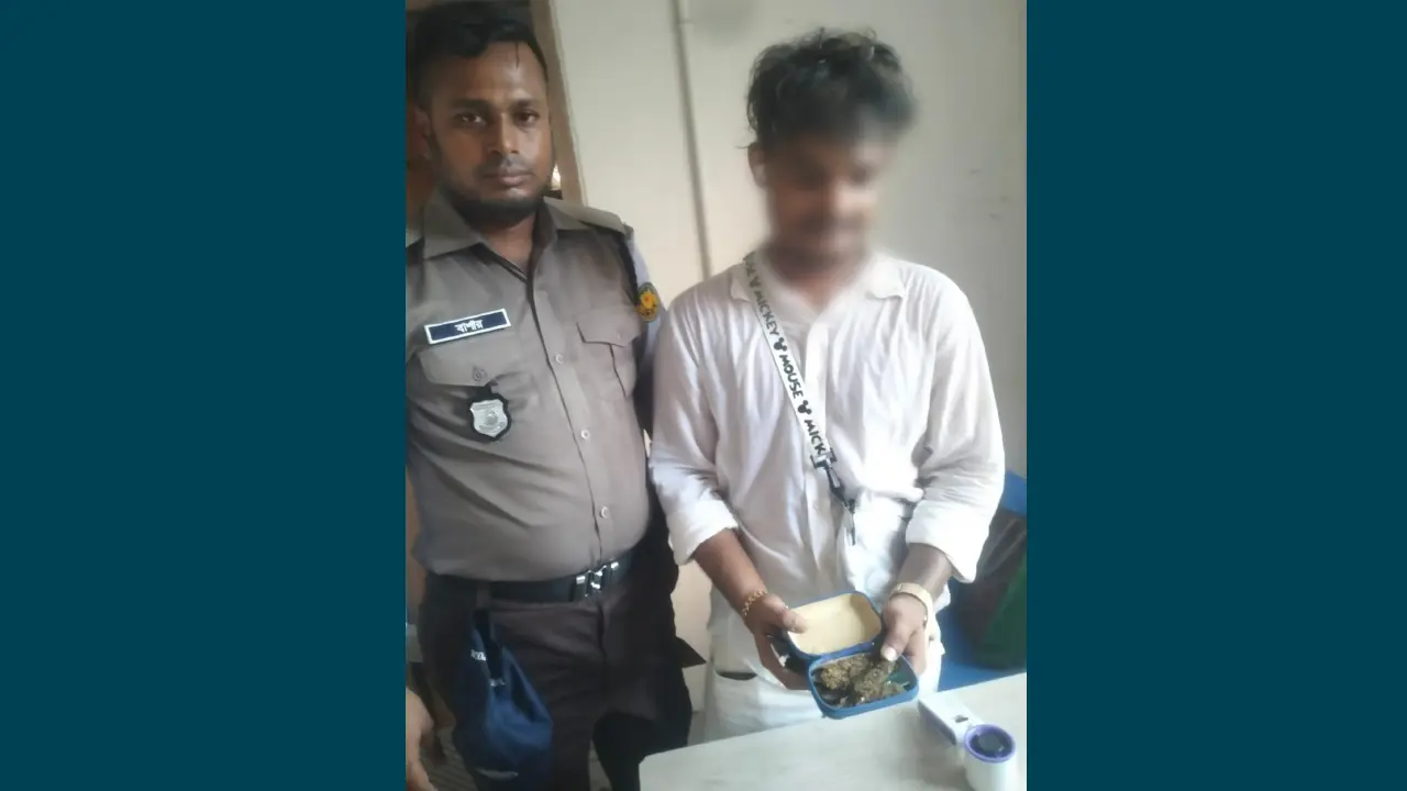 চেকপোস্টে মোটরসাইকেল থামিয়ে গাঁজাসহ যুবক গ্রেপ্তার