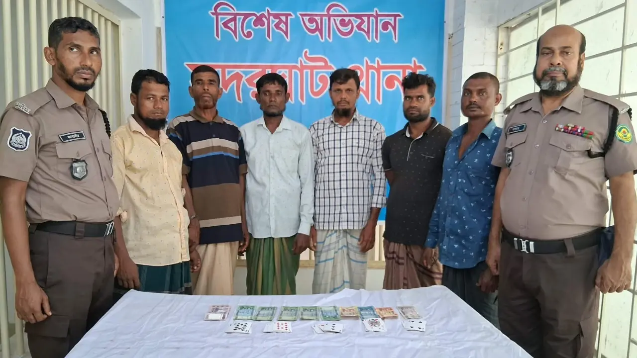 চট্টগ্রামে জুয়ার আসরে পুলিশের হানা, গ্রেপ্তার ৬