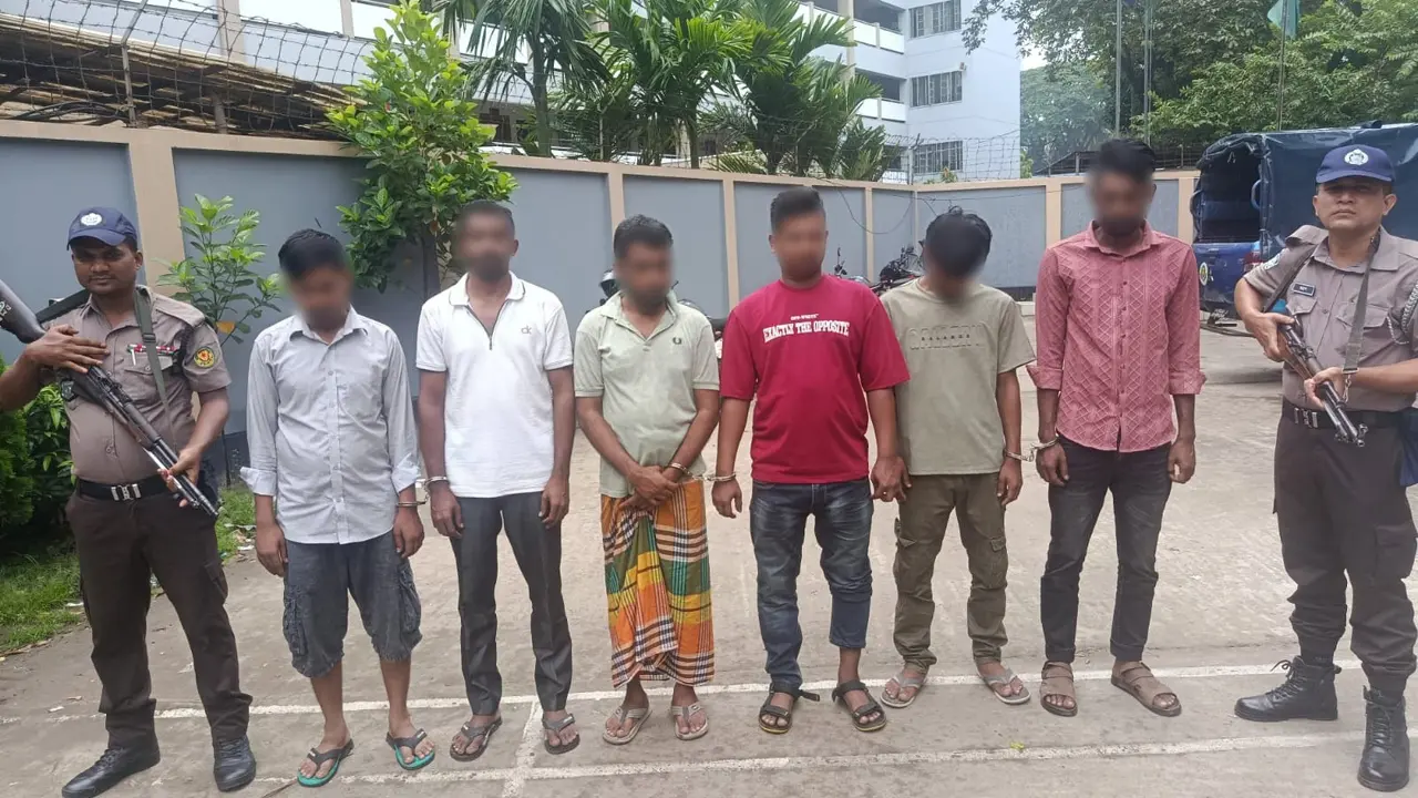 রাজধানীতে চার বিদেশি পিস্তলসহ ৬ জন গ্রেপ্তার