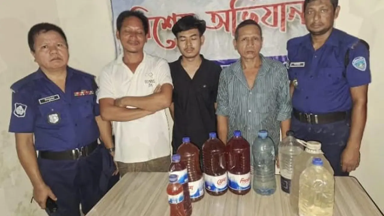 বান্দরবানে চোলাই মদসহ আটক ৪