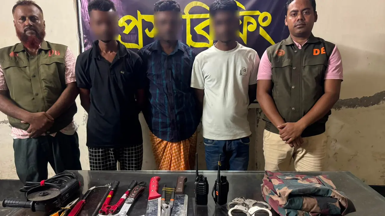যশোরে ভুয়া বিজিবি পরিচয়ে ছিনতাই, পোশাক-ওয়াকিটকিসহ আটক ৩
