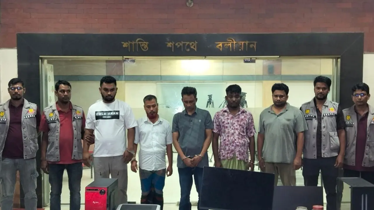 প্রধানমন্ত্রী-মন্ত্রীদের সিল-স্বাক্ষর জালিয়াতির অভিযোগে গ্রেপ্তার ৫
