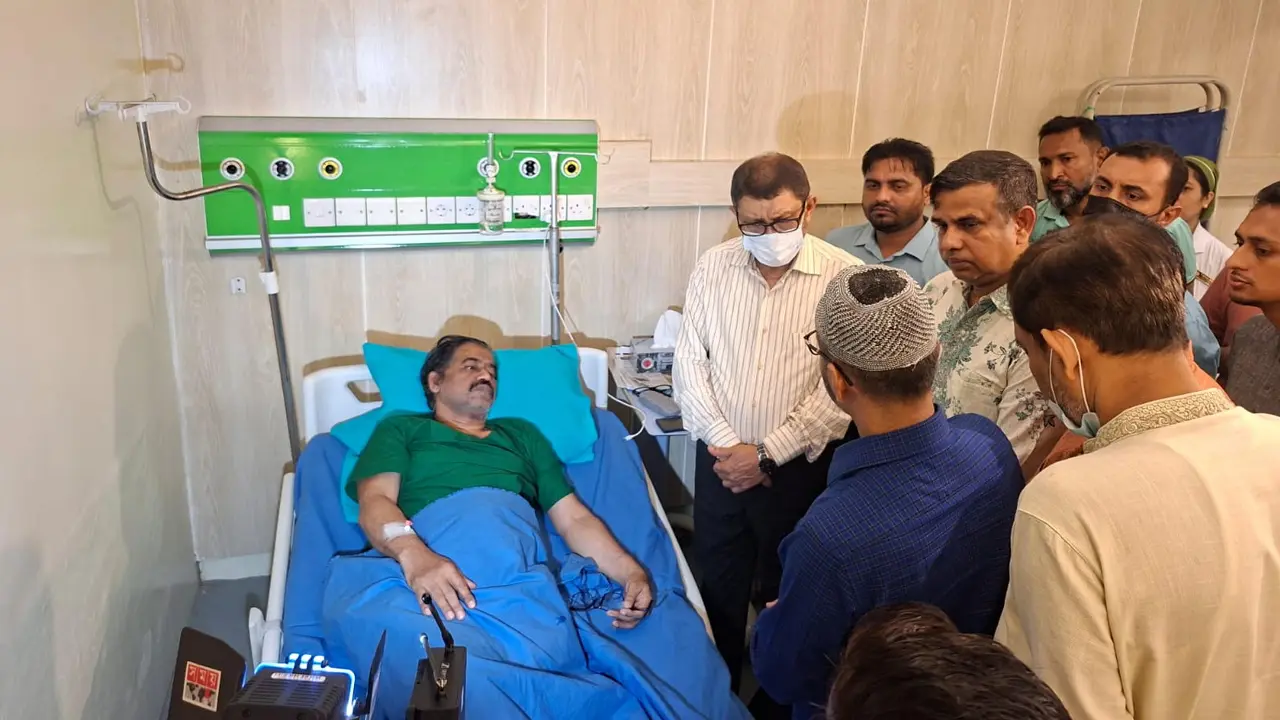 দুর্বৃত্তদের হামলায় আহত চিকিৎসক আসাদকে দেখতে হাসপাতালে স্বাস্থ্যমন্ত্রী
