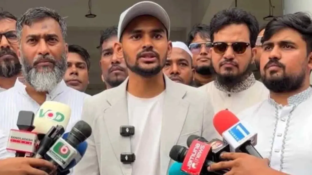 বিএনপির সিন্ডিকেট আবারও সক্রিয়, ওমরা থেকে ফিরে আসিফ মাহমুদ