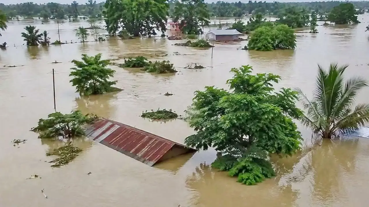 আসামে বন্যা : মৃত বেড়ে ৯৮, পানিবন্দি ১৩টি জেলা