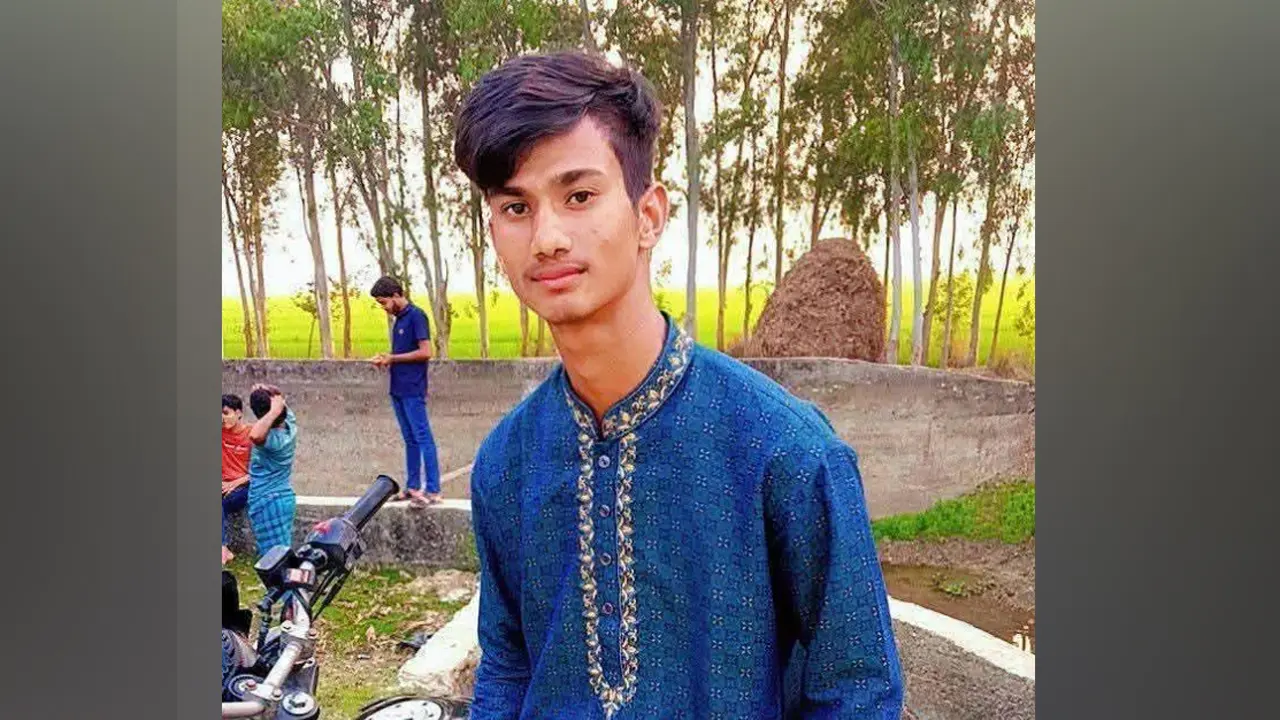 নওগাঁয় তিতুমীর এক্সপ্রেস ট্রেনের ধাক্কায় যুবকের মৃত্যু