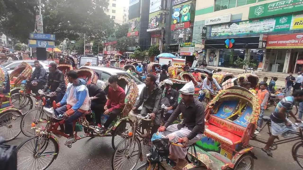 নাগরিকদের অভিযোগের পর ঢাকা-১৩ আসনে অটোরিকশাবিরোধী অভিযান