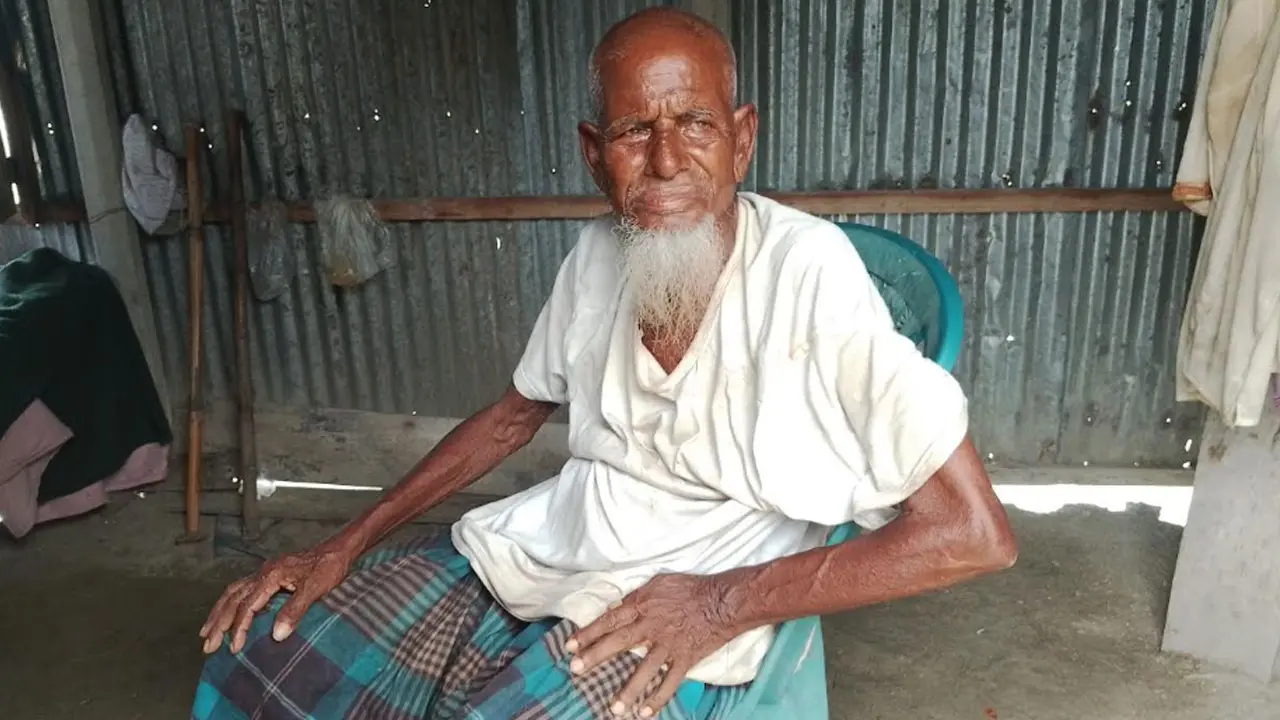 ‘আল্লাহ কেন মোক নেয় না’, সন্তানদের অবহেলায় পঙ্গু বৃদ্ধ বাবার আক্ষেপ