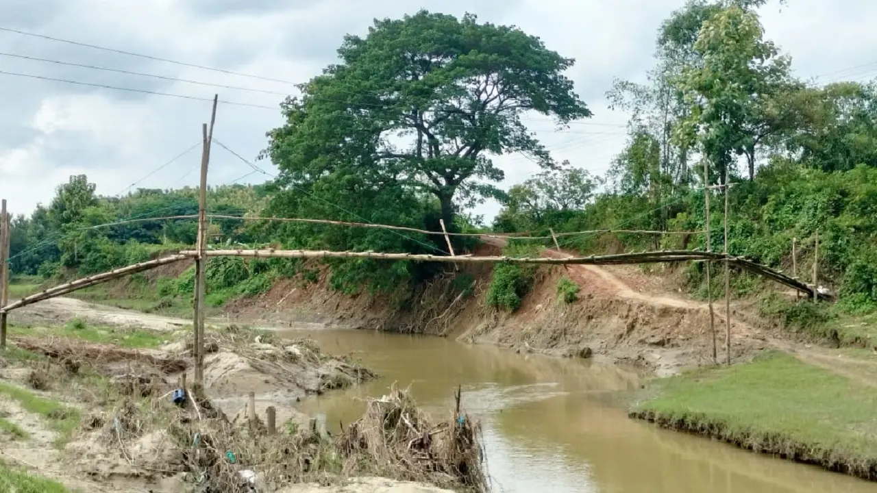 খাল পেরিয়ে স্কুল, খাল পেরিয়েই হাসপাতাল : সেতুর অপেক্ষায় কুজ্জাখেলাবাসী