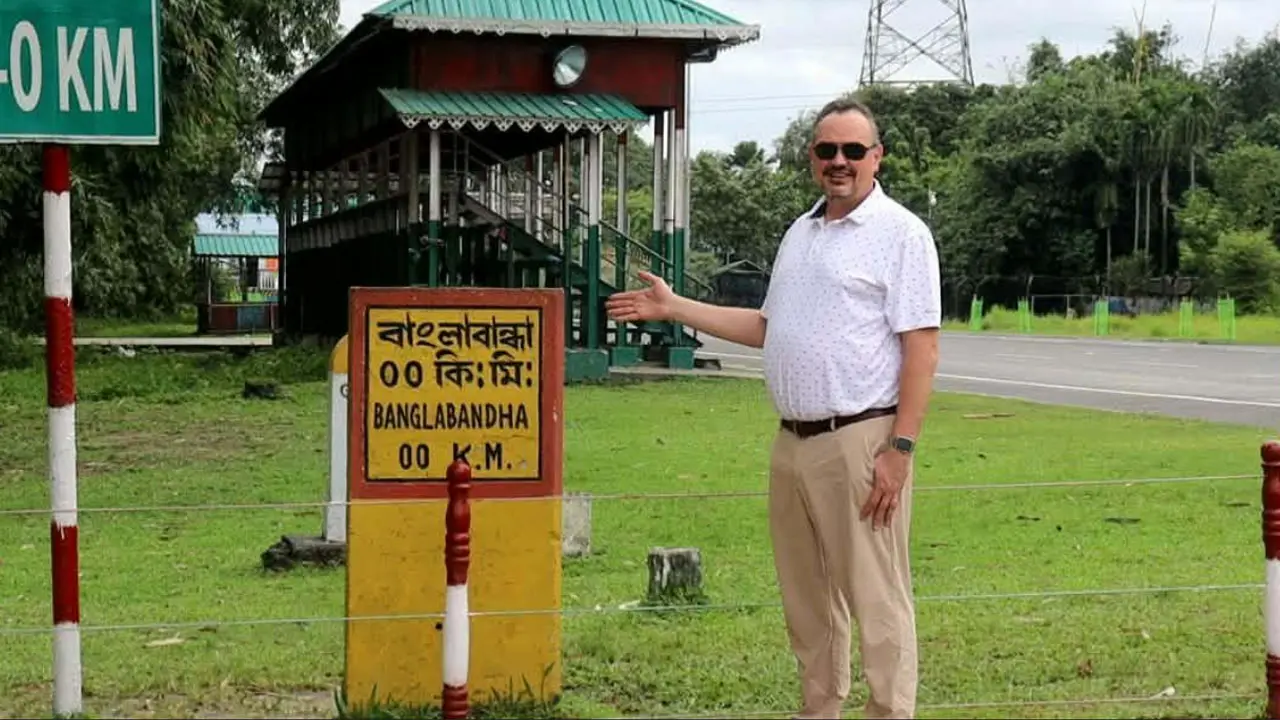 সীমান্তের সৌন্দর্য দেখতে বাংলাবান্ধা জিরো পয়েন্টে মার্কিন রাষ্ট্রদূত